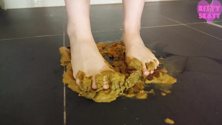 Kitty Skatt   Shitty Feet Play I love getting all dirty