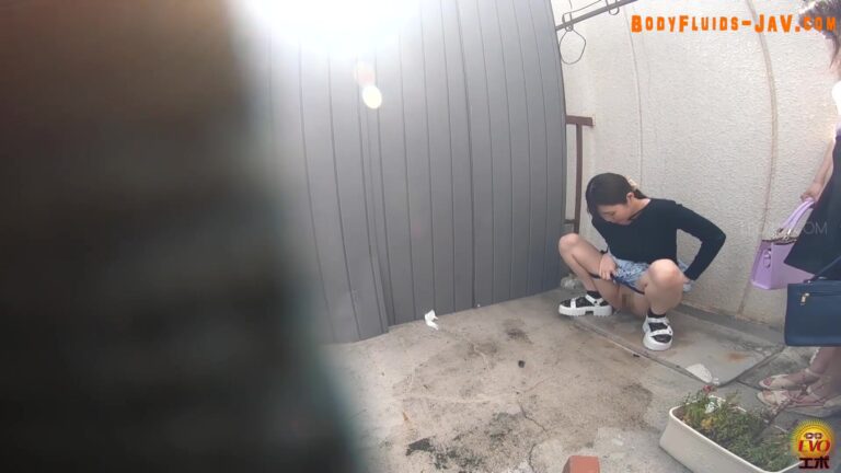 EE 787              Hidden Footage of Street Urination HD