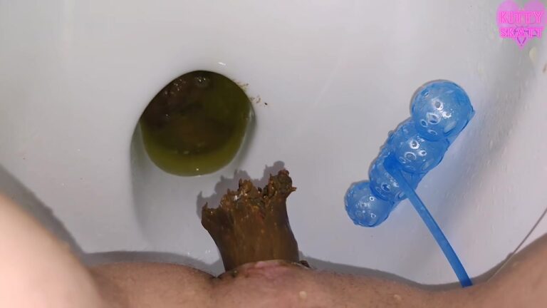 Kitty Skatt   Female POV huge fat moaning dump and piss