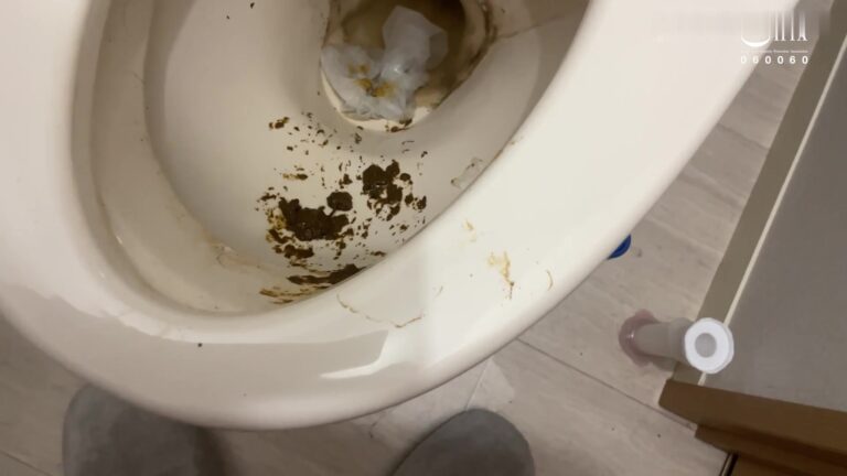 Asian brunette pooped in the plate to treat someone